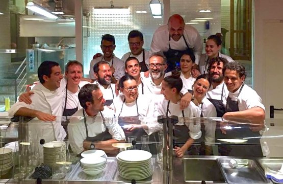 García (è quello più in alto di tutti) e la brigata di cucina l'altro giorno al Refettorio Ambrosiano, con Massimo Bottura (foto Luca Fantin)
