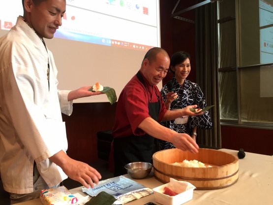 Haruo Ichikawa at work at the end of the symposium 