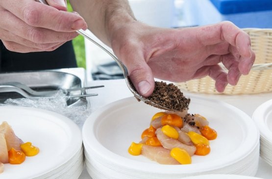 Il Salmerino di Preore, orzo tostato, carote, albicocche e crescione presentato nel 2014 da Alfio Ghezzi. Lo chef della Locanda Margon sarà presente anche quest'anno