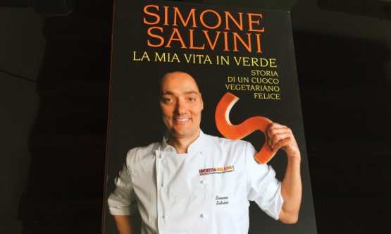 "La mia vita in verde. Storia di un cuoco vegetariano felice" (Mondadori, 214 pagine, acquisto online), l'ultimo libro di Simone Salvini
