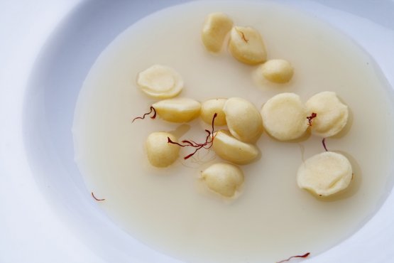 Assoluto di cipolle, parmigiano e zafferano tostato (2010) nella foto di Brambilla-Serrani