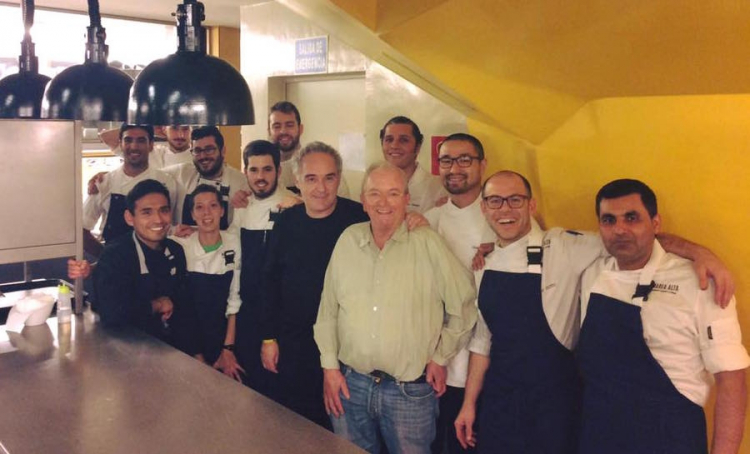 Lo staff di Marea Alta posa con due ospiti illustri: Ferran Adrià e Juan Mari Arzak
