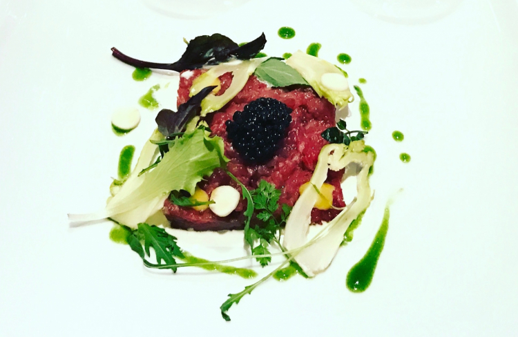 Vitella marinata, orto di stagione e caviale Calvisius Traditional e burrata, uno dei piatti del menu della serata