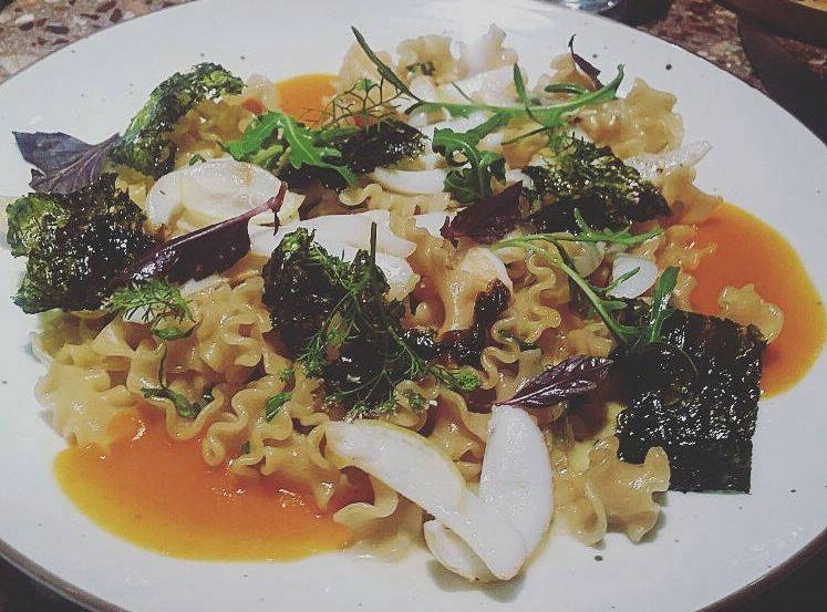 Dentelles - sorta di reginette corte - di grano duro con seppie, pomodoro, alghe e galanga. Per pranzare da Kitchen Ter(re) si spendono 30 euro a pranzo e 45 la sera