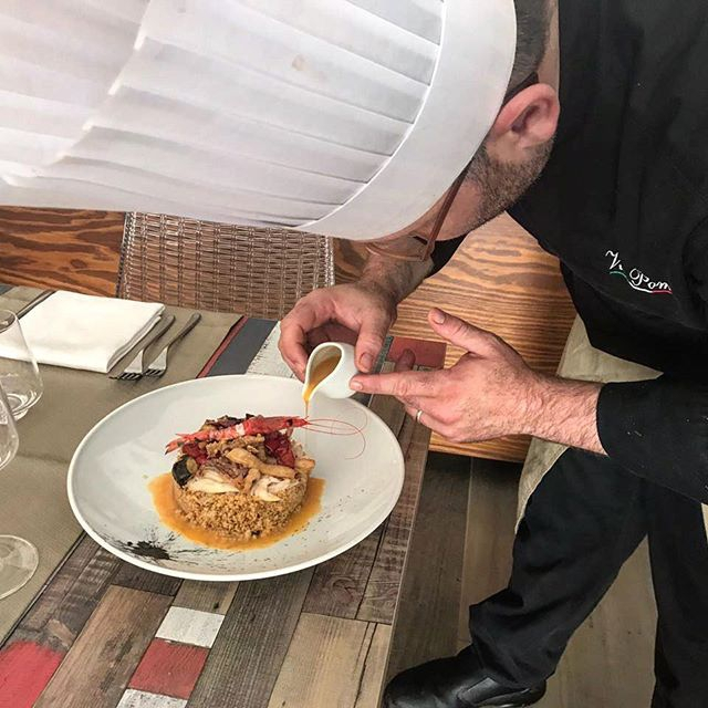 Lo chef Vito Poma all'opera