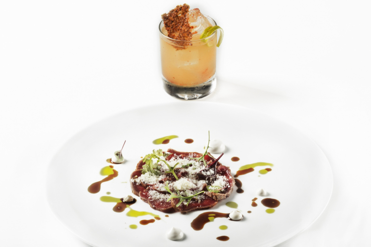 Agnello marinato abbinato al cocktail Cacio e pere