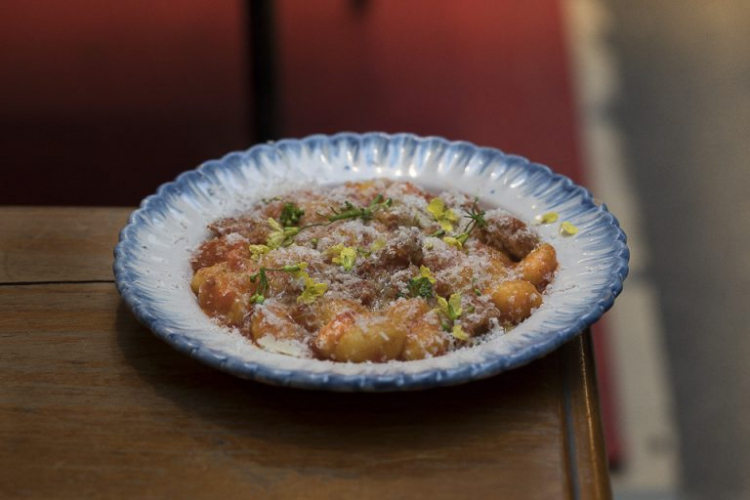 Gnocchi, ragout with beef cheek and capers from Pantelleria (photo @luckymiam)
