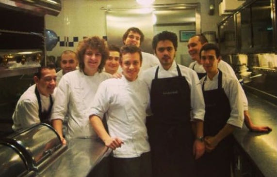 Luca Sacchi (primo a destra) ai tempi in cui imparava da Matteo Baronetto (terzo da destra)