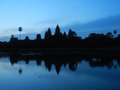 Il profilo dei templi di Angkor Wat all'alba. Vero simbolo della Cambogia, Angkor è il più vasto sito religioso al mondo