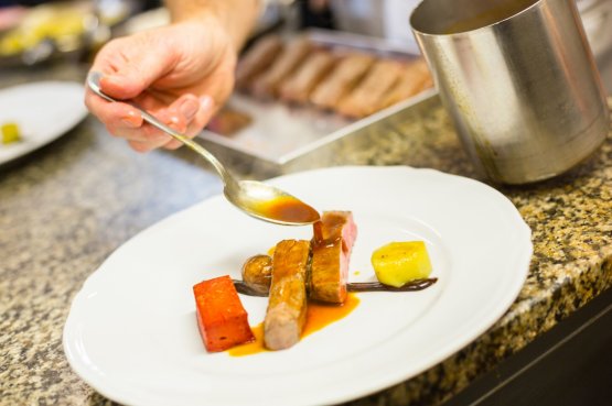 Un piatto di Gagliardi jr: Lombata di manzo, budino di barbabietola rossa, porri e castagne