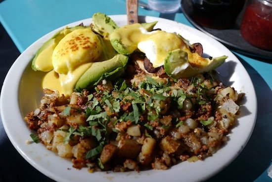 Le Barrio eggs del Boogaloos: uova alla benedict con avocado (foto SFWeekly)