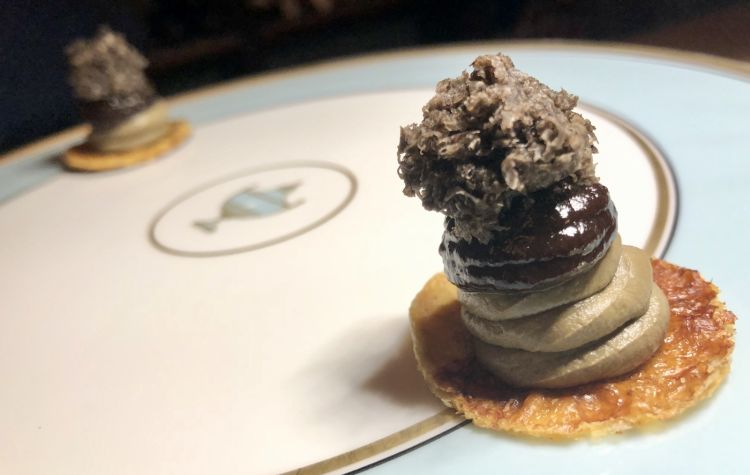 PIATTO TRE. Pelle di faraona con paté di fegatini e cioccolato, savor di mela cotogna e tartufo nero
