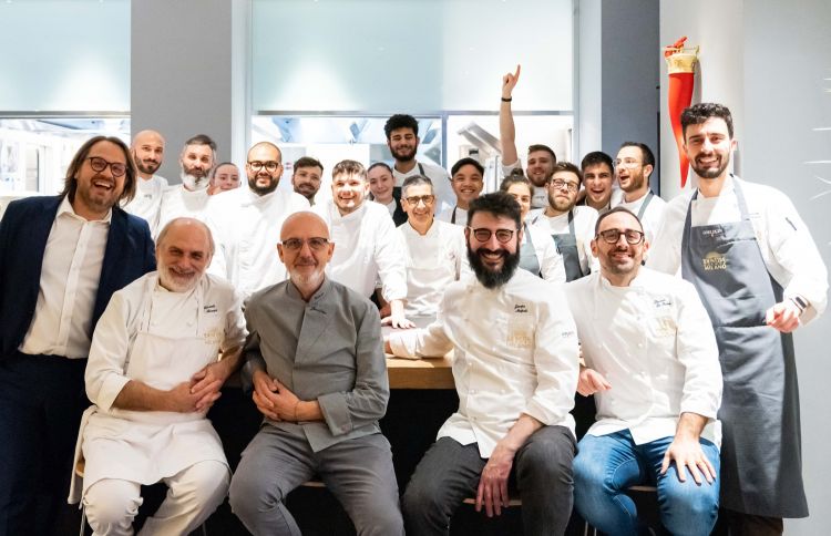 Affollata e gioiosa foto di gruppo, con i protagon