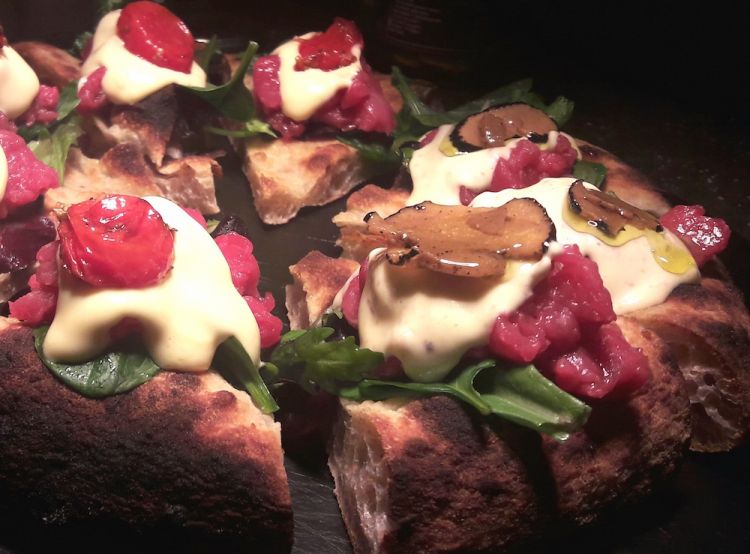 Tartare di Chianina, maionese al tartufo, tartufo bianchetto a scaglie, misticanza