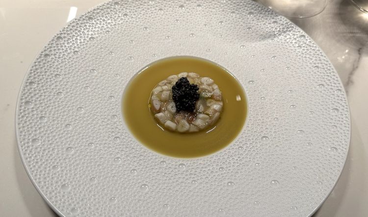 Trittico di Caviale. Oliva: oliva acerba, limone ossidato, cannolicchio e caviale. Il desiderio era quello di omaggiare l’oliva ascolana con un grande piatto, dove essa è la protagonista, insieme al caviale. Il cannolicchio regala dolcezza, che equilibra le sensazioni di clorofilla e di sapido che arrivano dal resto della creazione. Inizio super