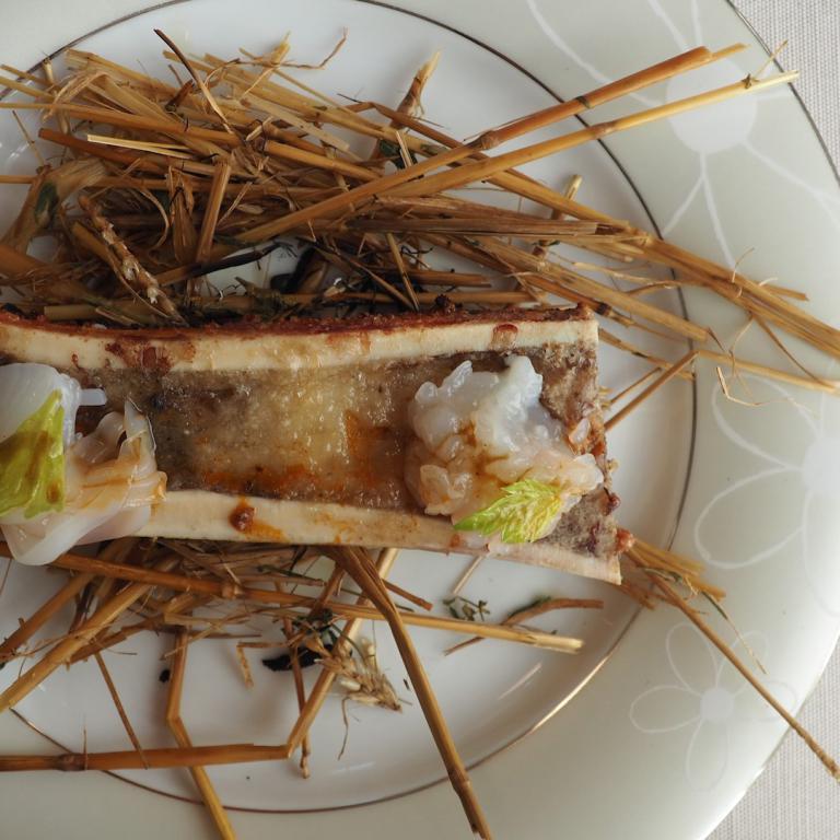 Mari e Monti: ossobuco servito con insalata di mare a base di calamari, battuto di scampi, ricci di mare, sedano marinato ed estratto di rosmarino
