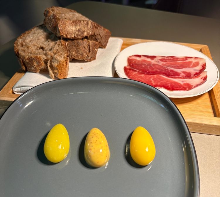 Pane, burri e capocollo – «Portare il capocollo in Italia è un po’ un azzardo, ma mi piace molto quello che facciamo noi, nella nostra cucina a Londra. Abbiamo iniziato a produrlo perché un nostro piatto richiedeva il maiale e mi piace lavorare la stessa carne con una tecnica diversa. Ne produciamo quattro o cinque pezzi ogni quattro settimane»