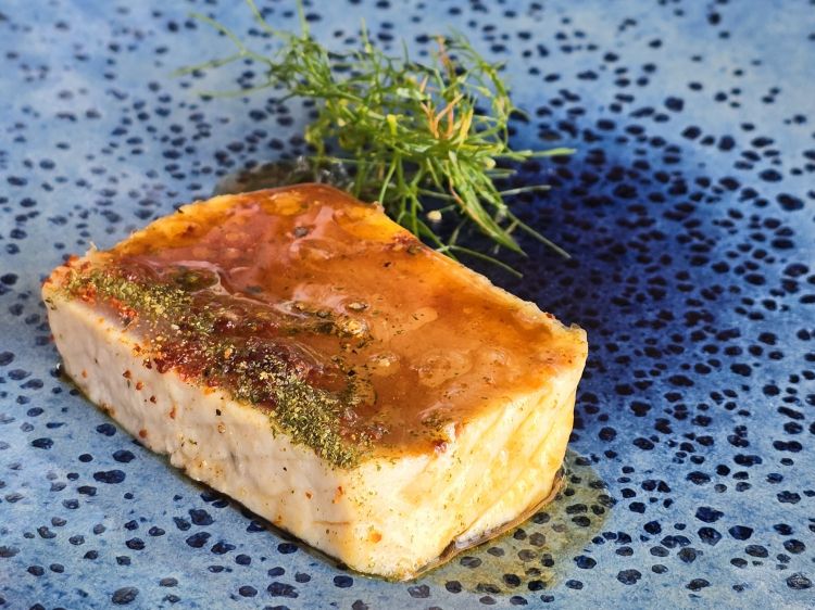 Alalunga affumicato con finocchietto selvatico e fondo bruno di pesce. Gusto, succulenza, affumicatura. Rilevante la nota erbacea del finocchietto che contrasta con la potenza e l’intensità umami del fondo bruno di pesce
