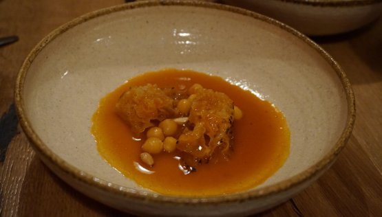 Sin callo, "senza trippa". E' uno dei piatti che racconta in modo più chiaro l'idea gastronomica di 4 amb 5 mujades