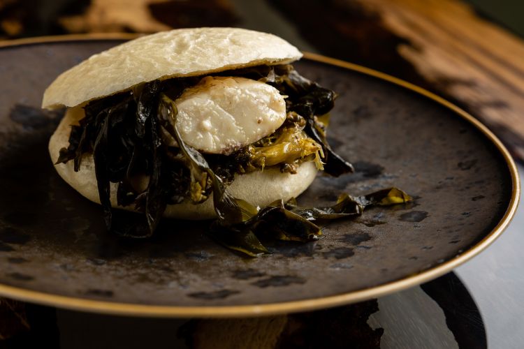 Bao al vapore, ombrina, alga wakame e kimchi
