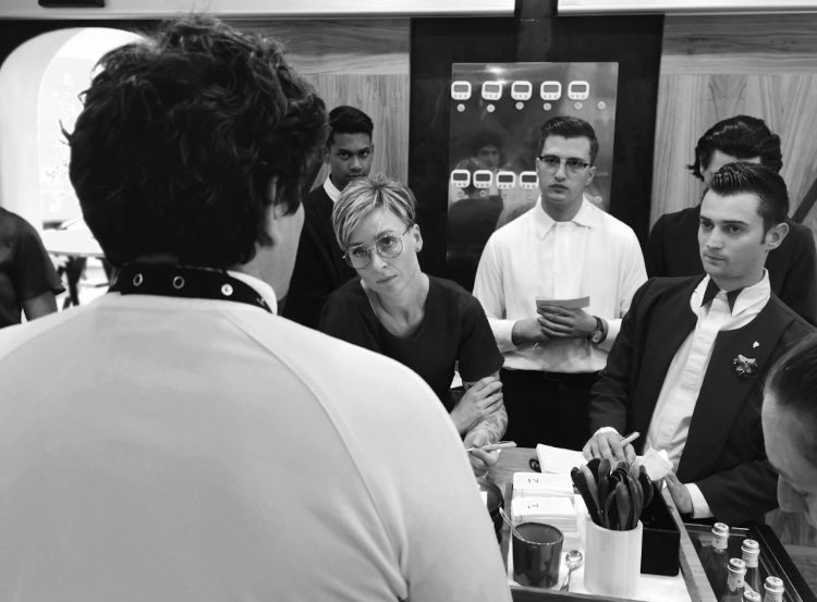 Briefing a Mirazur prima di un servizio. Una parte importante del tempo lasciato libero dalla chiusura forzata dello scorso inverno è stato impiegato per la formazione dello staff
