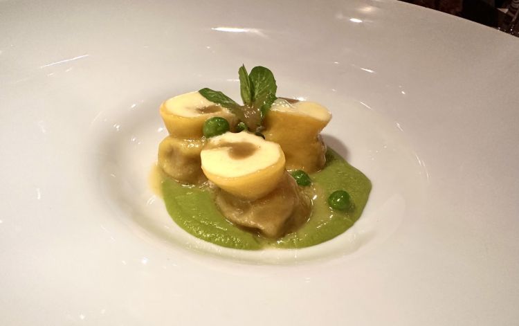 Cappelletti di stracotto di agnello, con piselli, provolone del monaco, fondente di cipolla novella e curry