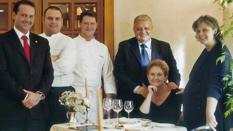 Da sinistra, Francesco, Bobo, Chicco, Vittorio, Bruna e Rossella Cerea in una foto d'archivio. Assente nella foto, la terzogenita Barbara, responsabile della Pasticceria Cavour 1880 a Bergamo città (foto L'Eco di Bergamo)