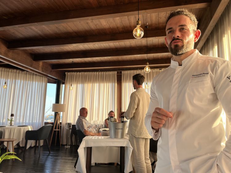 Alessandro Rossi, senese, classe 1991. Oltre ai 5 locali di Marina di Grosseto, ha all'attivo anche consulenze al Gallo Nero di Siena e al Barbagianni di Colle Val d'Elsa
