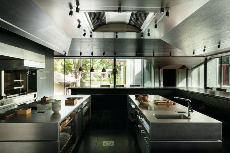 La cucina e il bancone da 12 sedute, cuore del ristorante (foto Paolo Riolzi)