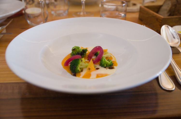 Crema di zucca, fonduta di caciocavallo ragusano, cipolla in agrodolce essiccata, broccoletti e olio di cipolla bruciata