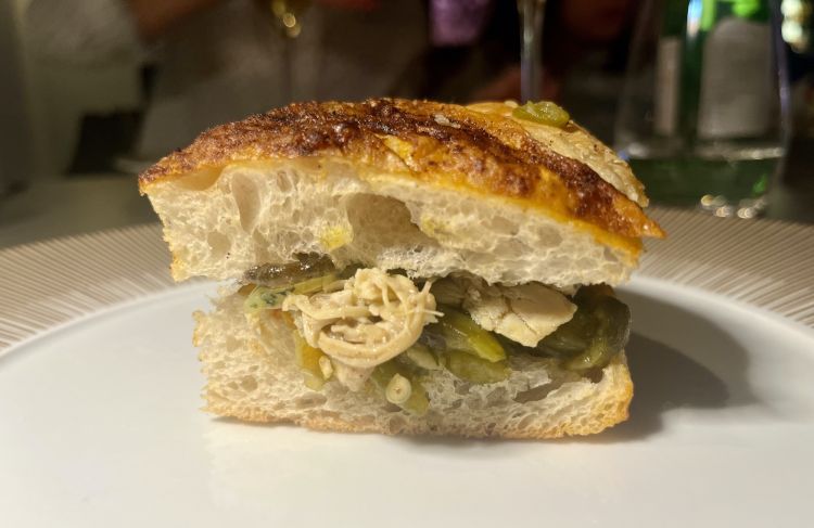 Metamorfosi: Metà pizza, metà pollo (Davanzo)
Pollo, peperoni, aromi, sfoglia alle erbe, pollo cbt, peperone riggitanu al forno. Il binomio di pollo e peperoni incastrato tra due fette di focaccia alte e a loro volta saporite (la pelle di pollo è anche nell'impasto)
