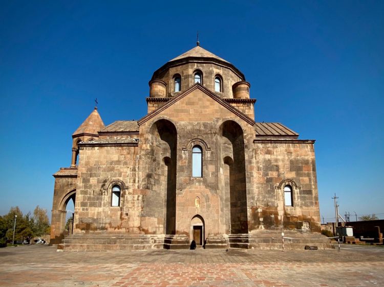 La cattedrale di Echmiadzin, alla periferia ovest di Yerevan: la pianta originaria è del 301 d.C. E' patrimonio dell'umanità Unesco
