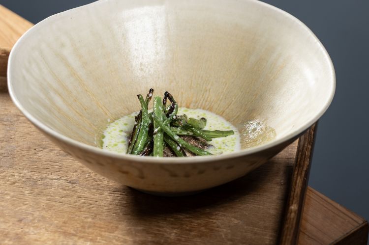 Cornetti, tartufo bianchetto e corallo
Fagiolini cornetti cotti su brace, conditi con un battuto di finocchietto, emulsione di coralli di capasanta, tartufo bianchetto, amchor, jalapeño verde, latte di ostrica e aglio orsino
