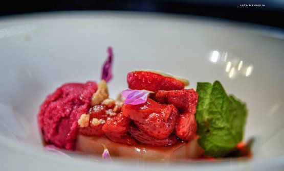 "Stra" - Berries: bavarese di riso e mandorle tostate con zuppa di fragole macerate e nocciole sabbiate (foto Luca Managlia)

