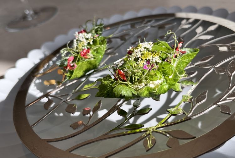 Salted herring in crispy algae, dill stems & aquavit
We start with a small tasting that puts together some emblems and habits of the popular culinary tradition of Denmark: tartlet of seaweeds with smoked herring, dill and a spray of aquavit on top. It’s the first of 20 servings
