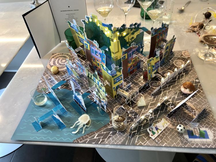 Una riproduzione di Ischia Ponte, teatro di un dessert di Daní Maison

