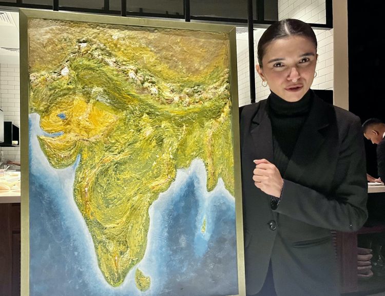 Heena Patel ci illustra la mappa del paese protagonista del menu degustazione "Rising India", un esplorazione dei sapori del Subcontinente