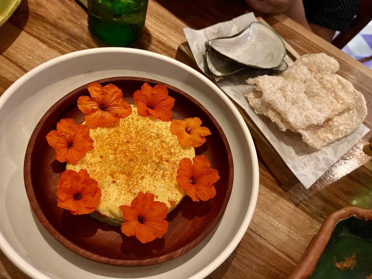 Celele. Escabeche costeño di molluschi con mash di avocado, olio di coriandolo messicano, portulaca, peperoncino aji dulce in conserva, aceto di palma d'avorio, pelle di maiale soffiata
