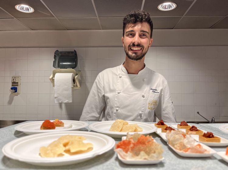 Edoardo Traverso di Identità Golose Milano, autore delle entrée di benvenuto: Tartelletta con stracciatella, crudo di gambero e limone; Bignè con crema di parmigiana di melanzane; Scaglie di Parmigiano Reggiano 24 mesi
