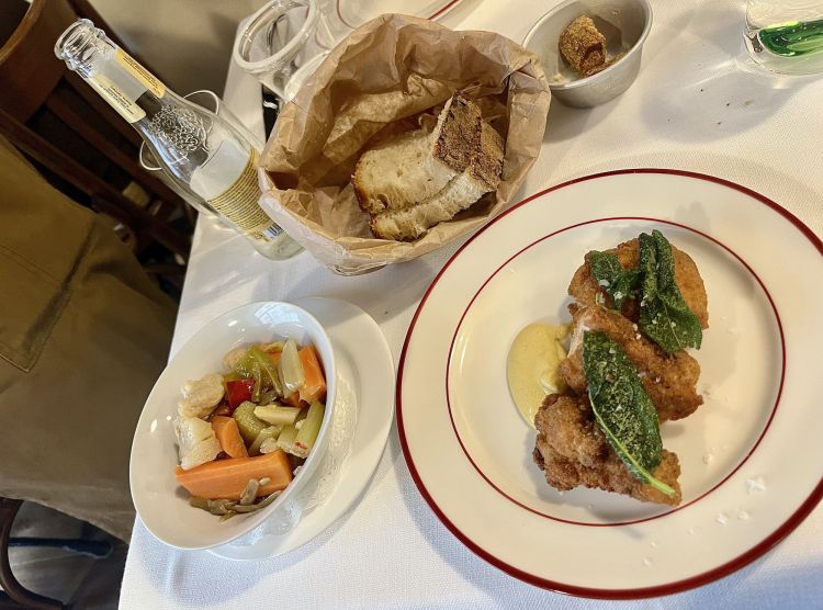 Pane e ciccioli mantovani (in alto), giardiniera e cervella di vitello alla milanese