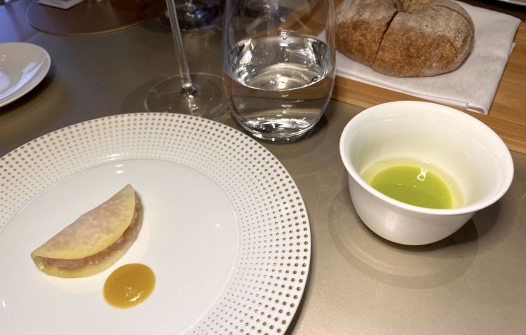 Gallinella, cavolo rapa e limone candito. Il racconto dell'inverno a Copenhagen, formulato da un cuoco italiano. Sorpresa: a essere candito non è solo l'emulsione di limone a lato ma anche la gallinella racchiusa nel cavolo rapa leggermente acidificato, messa a riposare in sale e zucchero. Assaggio corroborante, multiforme dietro alla semplicità apparente
