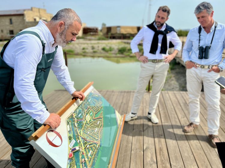 Prima del menu degustazione, Angel Leon illustra le caratteristiche del complesso della marisma. Con lui, il fratello Carlos Leon, general manager di Aponiente e Juan Martin Bermudez, biologo responsabile della ricerca e sviluppo