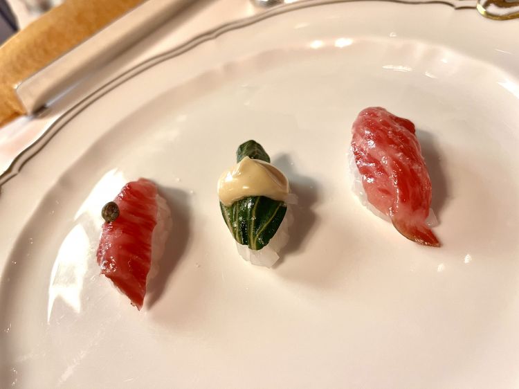 Cuttlefish nigiri with wagyu and Swiss chard
Another example of Baronetian trompe l'oeil: under the two veils of wagyu and Swiss chard there’s not rice and vinegar but grains of cuttlefish. Three fabulous, satisfying bites
