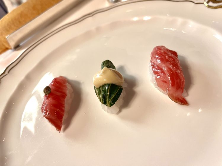 Cuttlefish nigiri with wagyu and Swiss chard
Another example of Baronetian trompe l'oeil: under the two veils of wagyu and Swiss chard there’s not rice and vinegar but grains of cuttlefish. Three fabulous, satisfying bites
