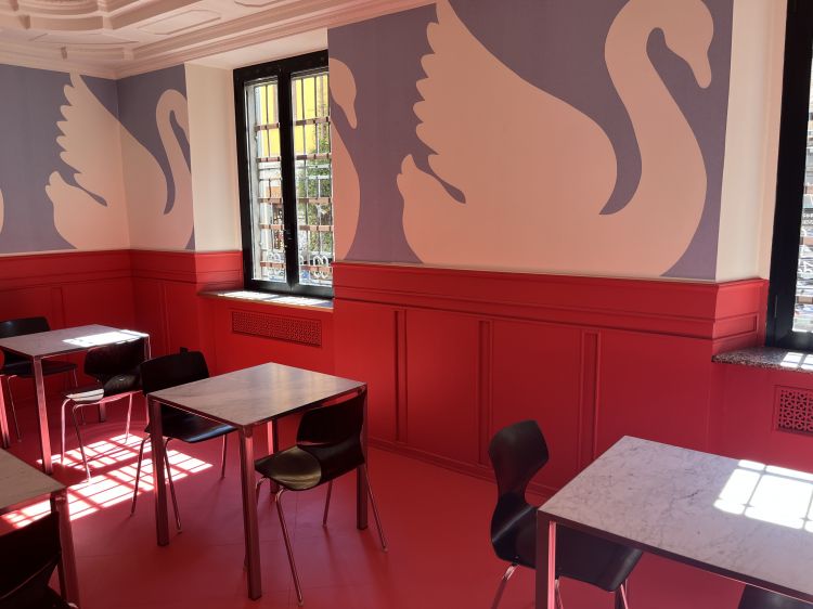 La sala della Trattoria, arredata dalle installazioni di Gio Pastori
