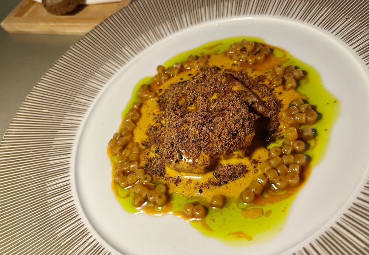 Granchio "alla pasta", prugne fermentate, santoreggia e corallo
«Amiamo il granchio», spiega Lucarini, «in Francia lo trattano spesso però come comprimario nelle stagioni di pesca degli astici». Qui è cotto in modo distinto in ogni sua parte, incluso un burro di carapaci, montato tipo una salsa bernese. “Alla pasta” è per via di quei ditalini rigati che nuotano quasi inavvertiti nella salsa - alla vista, non al gusto. C’è anche della santoreggia, prugne fermentate e un blend di spezie autoprodotto. Cucina massimalista, introversa mai