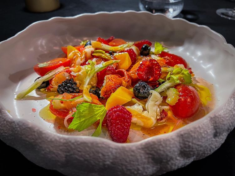 Astice alla catalana Mainardi style
Cottura dell’astice millimetrica e l’utilizzo delle verdure, della frutta, dell’olio extravergine e il dosaggio del sale sono perfetti e rendono il piatto eccezionale. Un piacere per gli occhi e per il palato