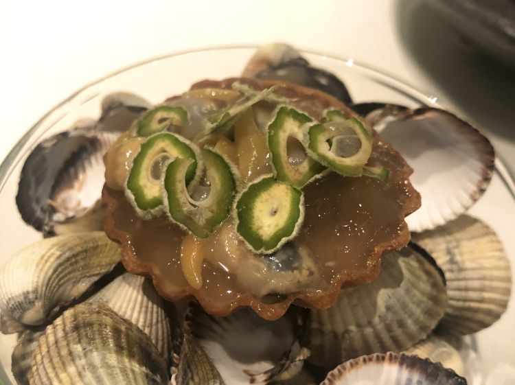 Tartelletta con gelatina d'acqua di cappetonde, filipendula (pianta lacustre) e il frutto della mandorla. Rinfrescante, croccante, acerbo