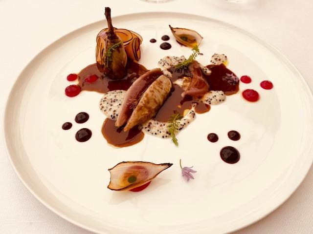 Quaglia, ibisco, prugne, quinoa al parmigiano e gel di scalogno
