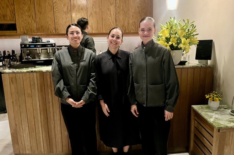 Ci lavorano 60 persone. Forte la componente femminile in sala. Da sinistra, Ana Belén González, la restaurant manager Mónica Oropeza e Sofía Herran
